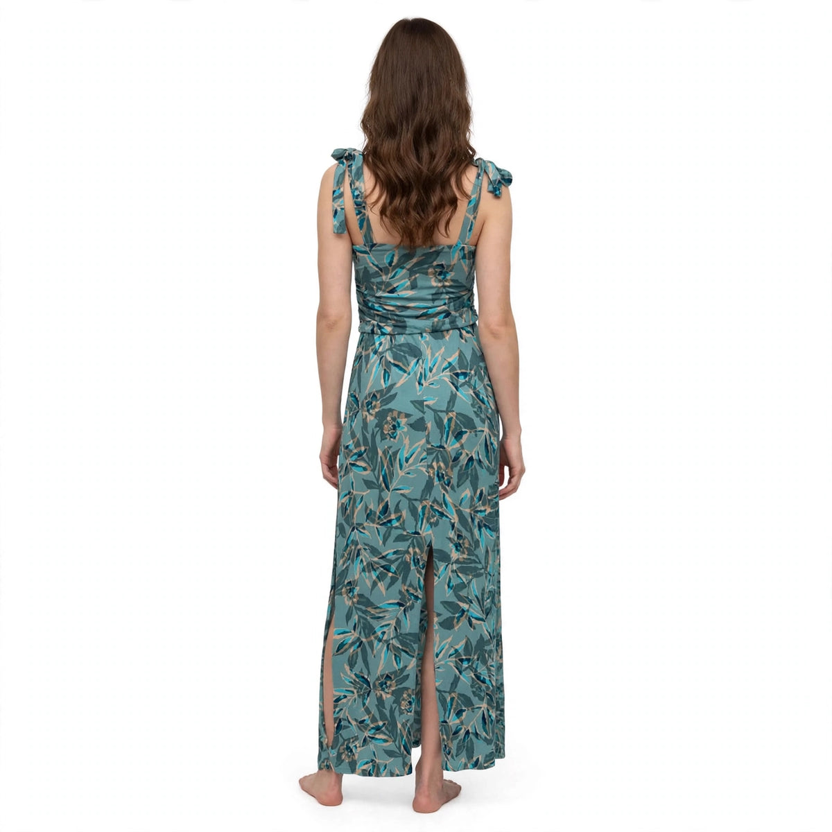 Langes Sommerkleid mit Blättermuster, Bindeträgern und seitlichen Schlitzen