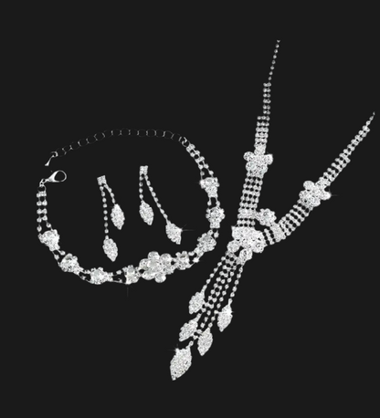 Elegantes Set aus Halskette, Armband und Ohrringen mit Quastenblättern