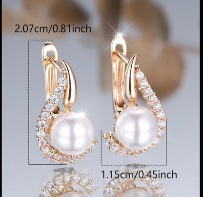 Ohrringe in Goldton mit Anhänger aus synthetischem Zirkon und Perlen