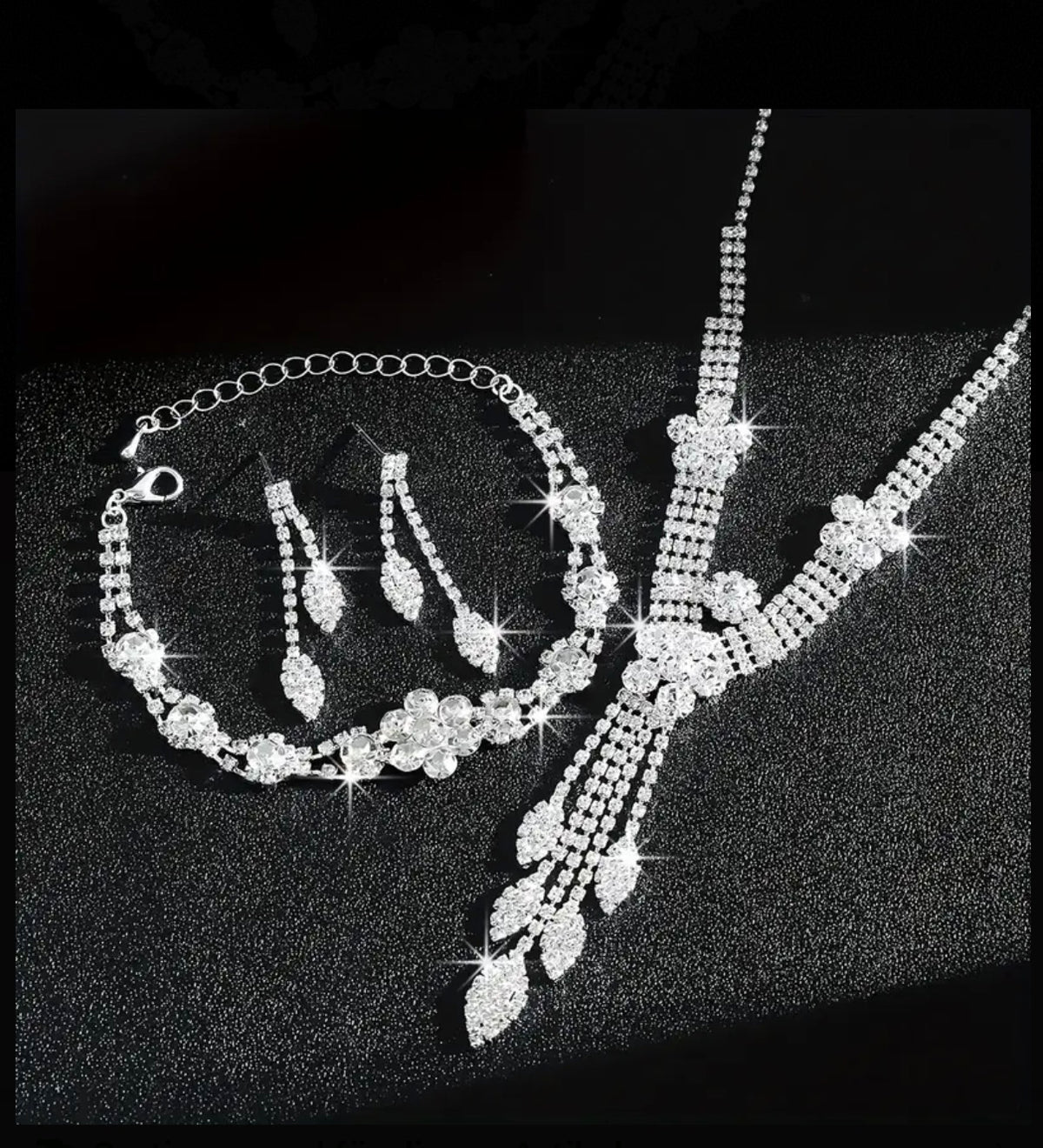 Elegantes Set aus Halskette, Armband und Ohrringen mit Quastenblättern