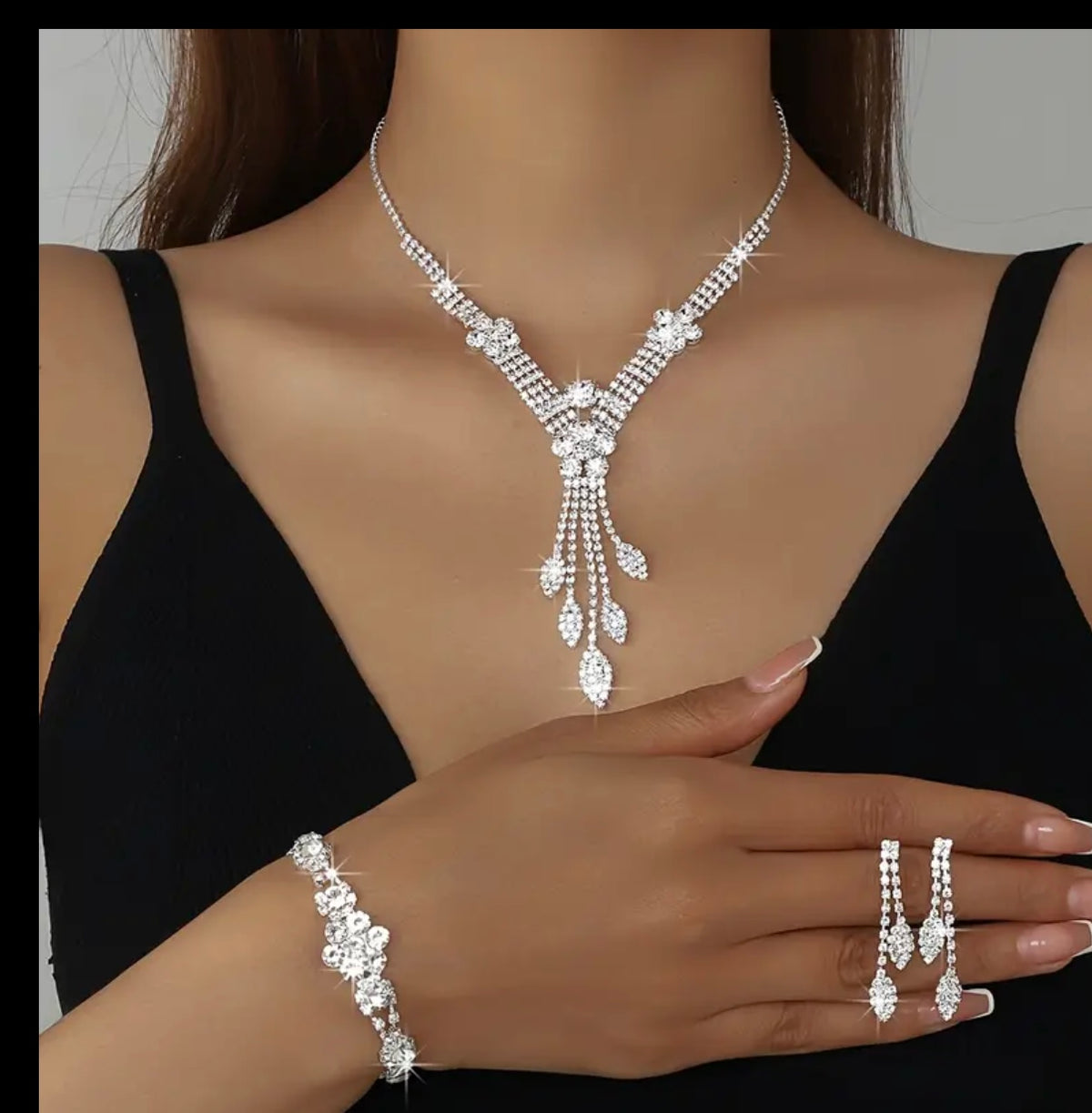 Elegantes Set aus Halskette, Armband und Ohrringen mit Quastenblättern