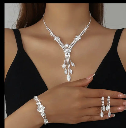Elegantes Set aus Halskette, Armband und Ohrringen mit Quastenblättern