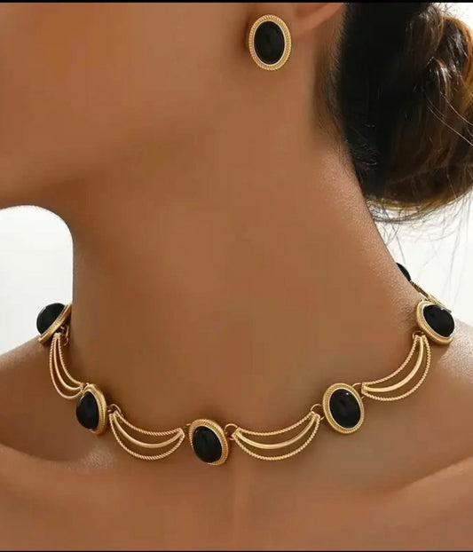 Gjerdan elegant me gurë ovalë të zinj dhe vathë që përputhen