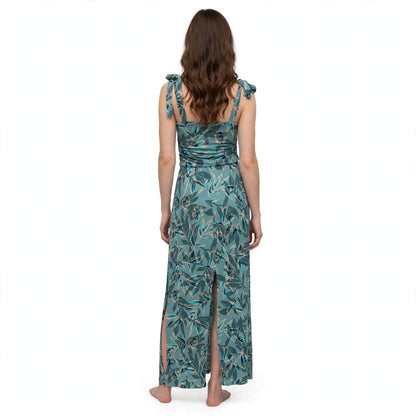 Langes Sommerkleid mit Blättermuster, Bindeträgern und seitlichen Schlitzen